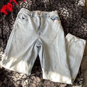 Abercrombie Curve Love Ultra High Rise 90s Straight Light Wash Jeans